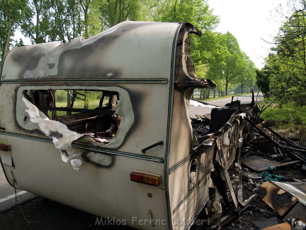 Brand Wohnwagen in Koeln Rodenkirchen P11.JPG